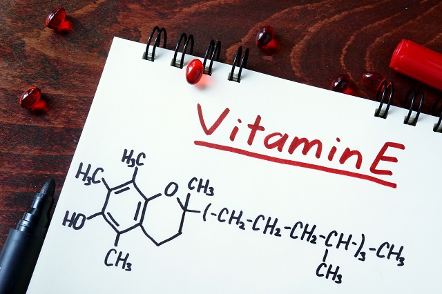 Auf einem Block mit Spiralbindung steht Vitamin E und darunter ist das chemische Molekül gezeichnet